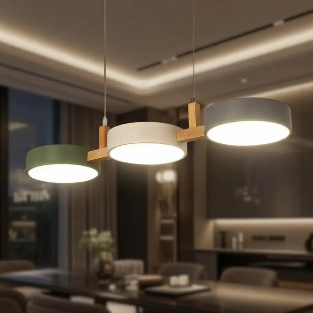 Suspension linéaire avec poutre en bois et abat-jours cylindriques en métal pour salle à manger et îlot de cuisine