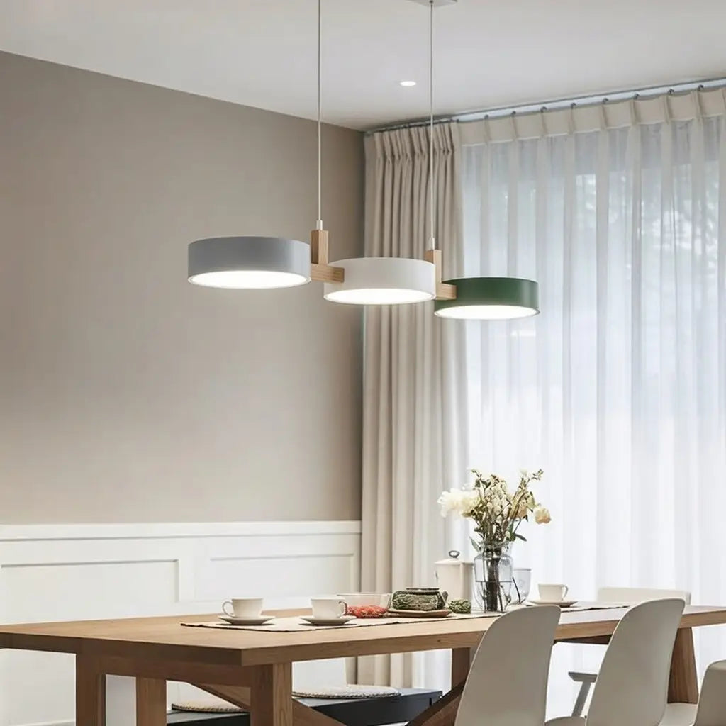 Suspension linéaire avec poutre en bois et abat-jours cylindriques en métal pour salle à manger et îlot de cuisine