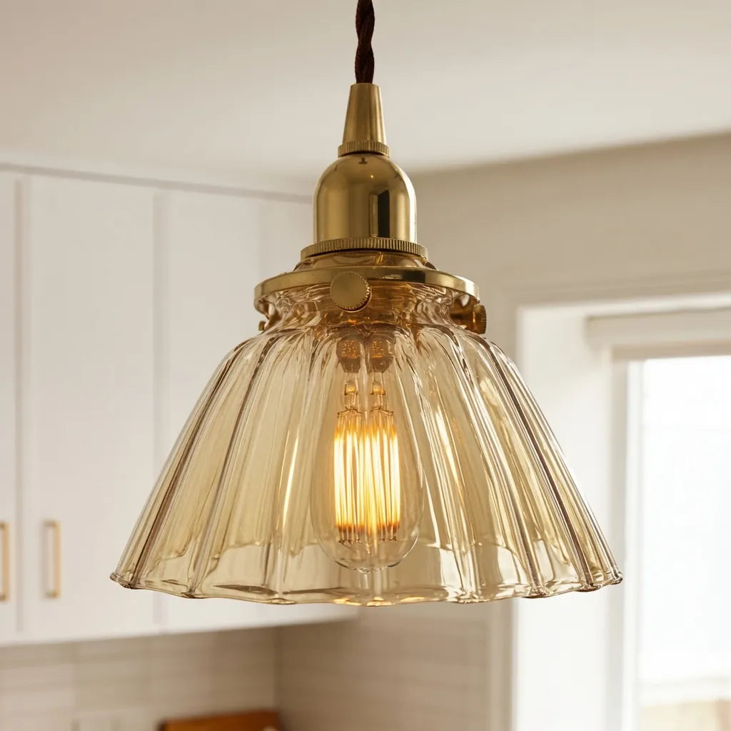 Pendelleuchte mit Vintage-Kegelschirm und geriffelter Glasstruktur