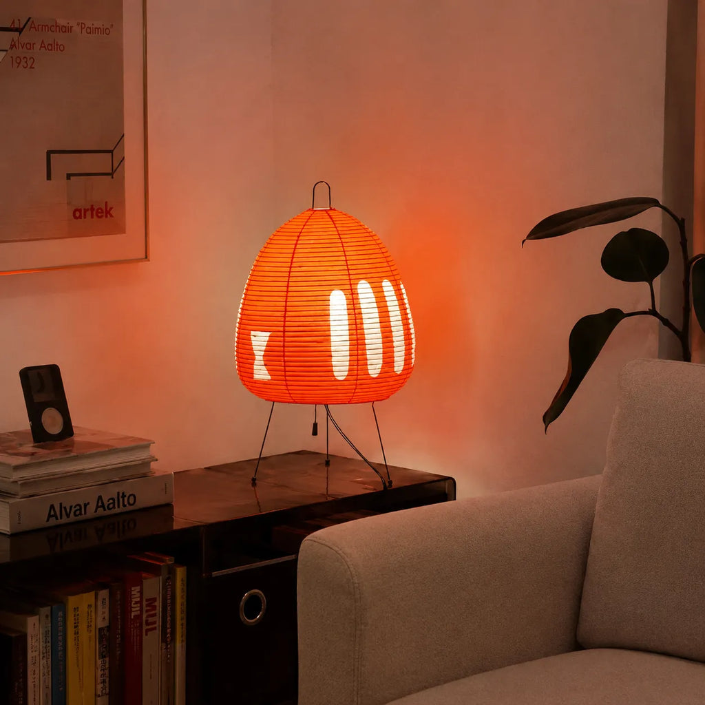Petite lampe de table avec abat-jour en papier de riz et design minimaliste d’inspiration japonaise