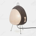 Petite lampe de table avec abat-jour en papier de riz et design minimaliste d’inspiration japonaise