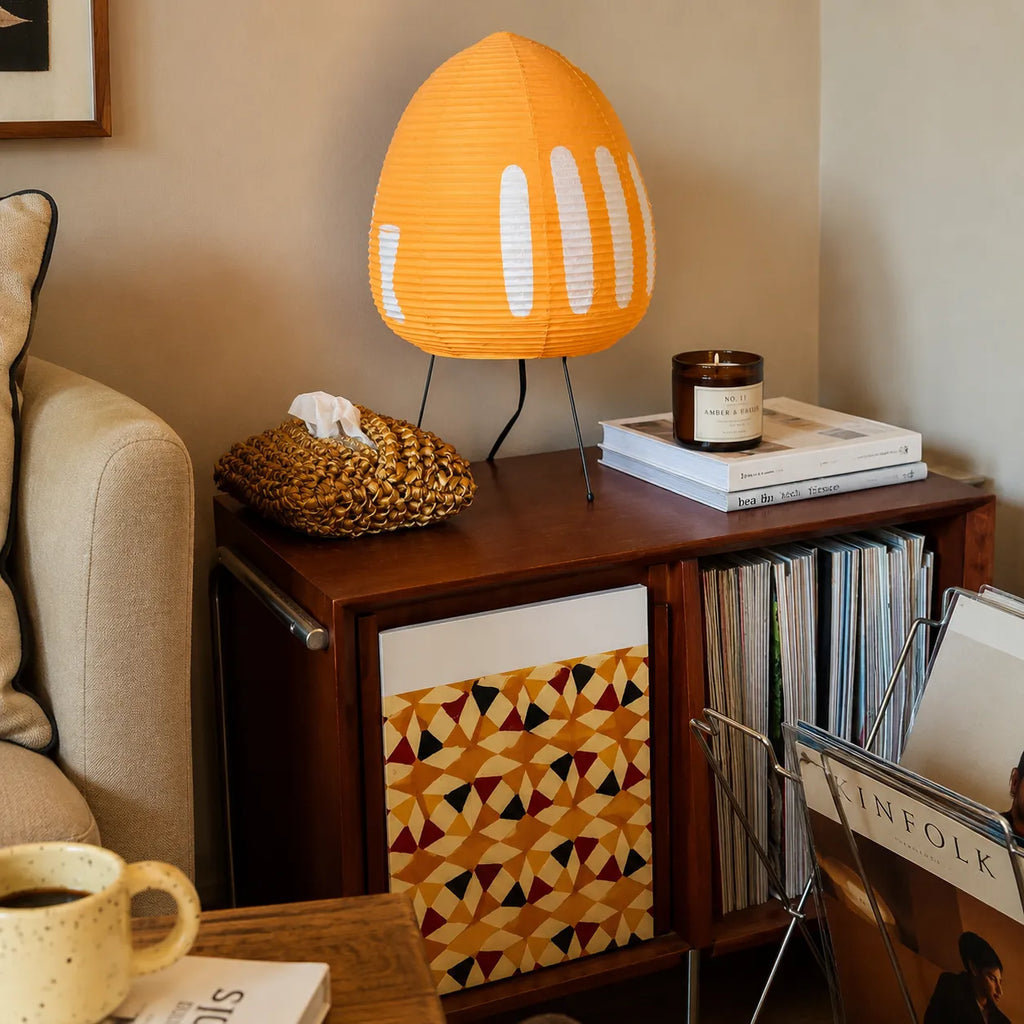 Petite lampe de table avec abat-jour en papier de riz et design minimaliste d’inspiration japonaise
