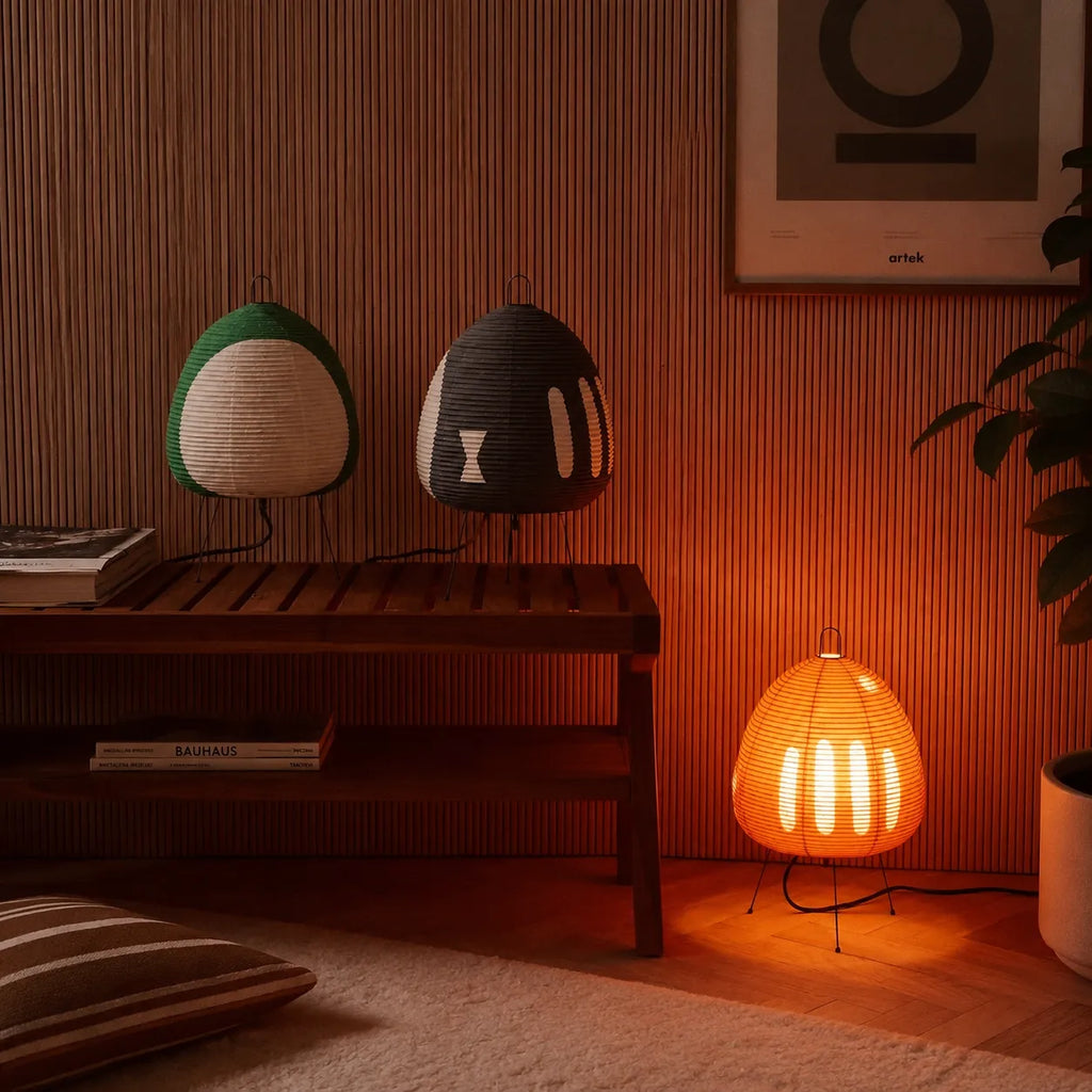 Petite lampe de table avec abat-jour en papier de riz et design minimaliste d’inspiration japonaise