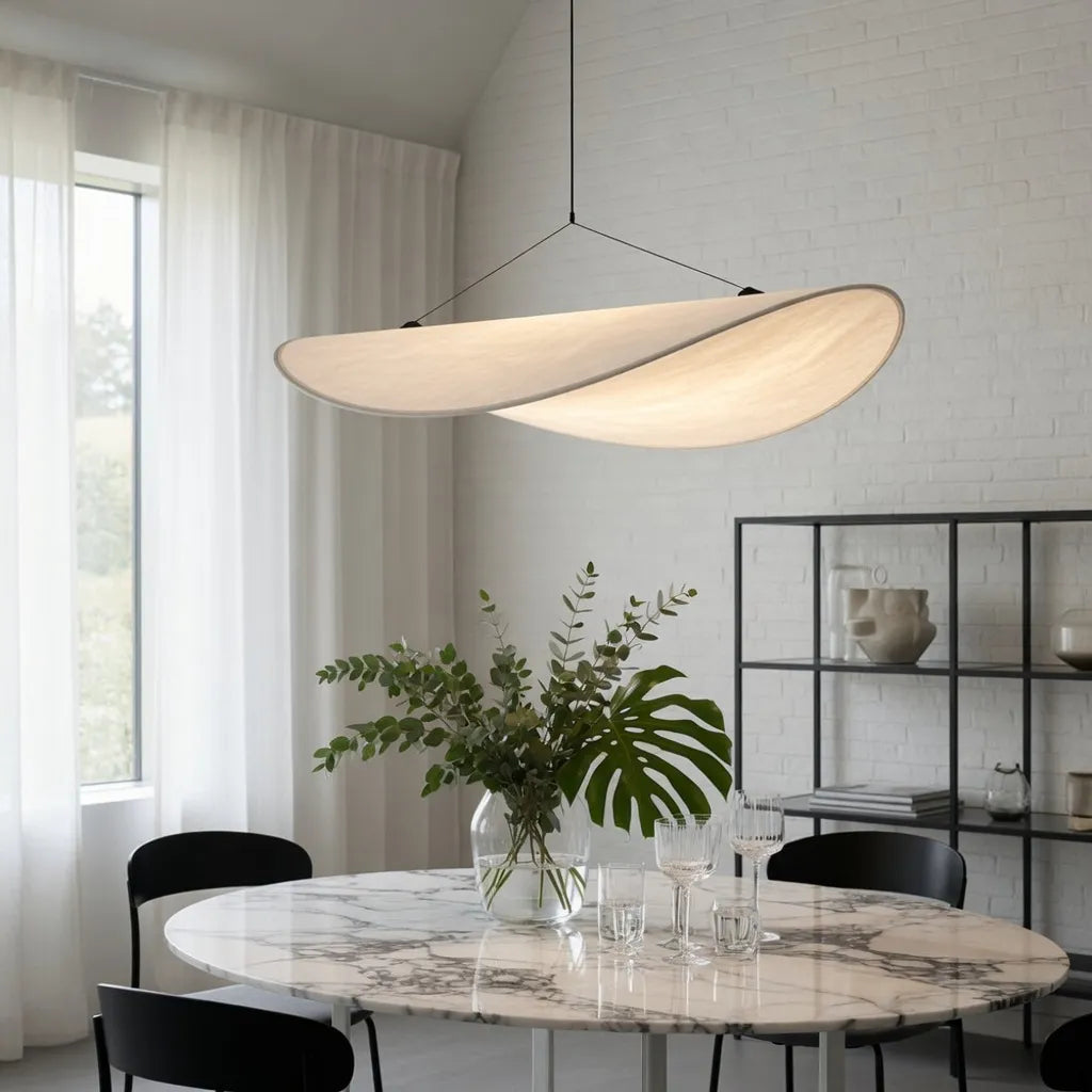 Pendelleuchte mit weichem Stoffschirm und skulpturalem, minimalistischem Design