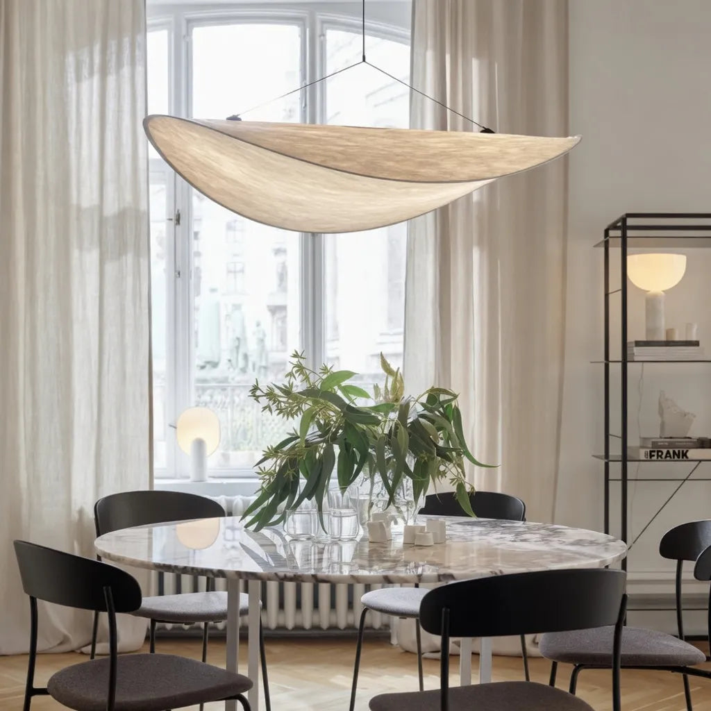 Suspension avec abat-jour en tissu doux et design sculptural minimaliste
