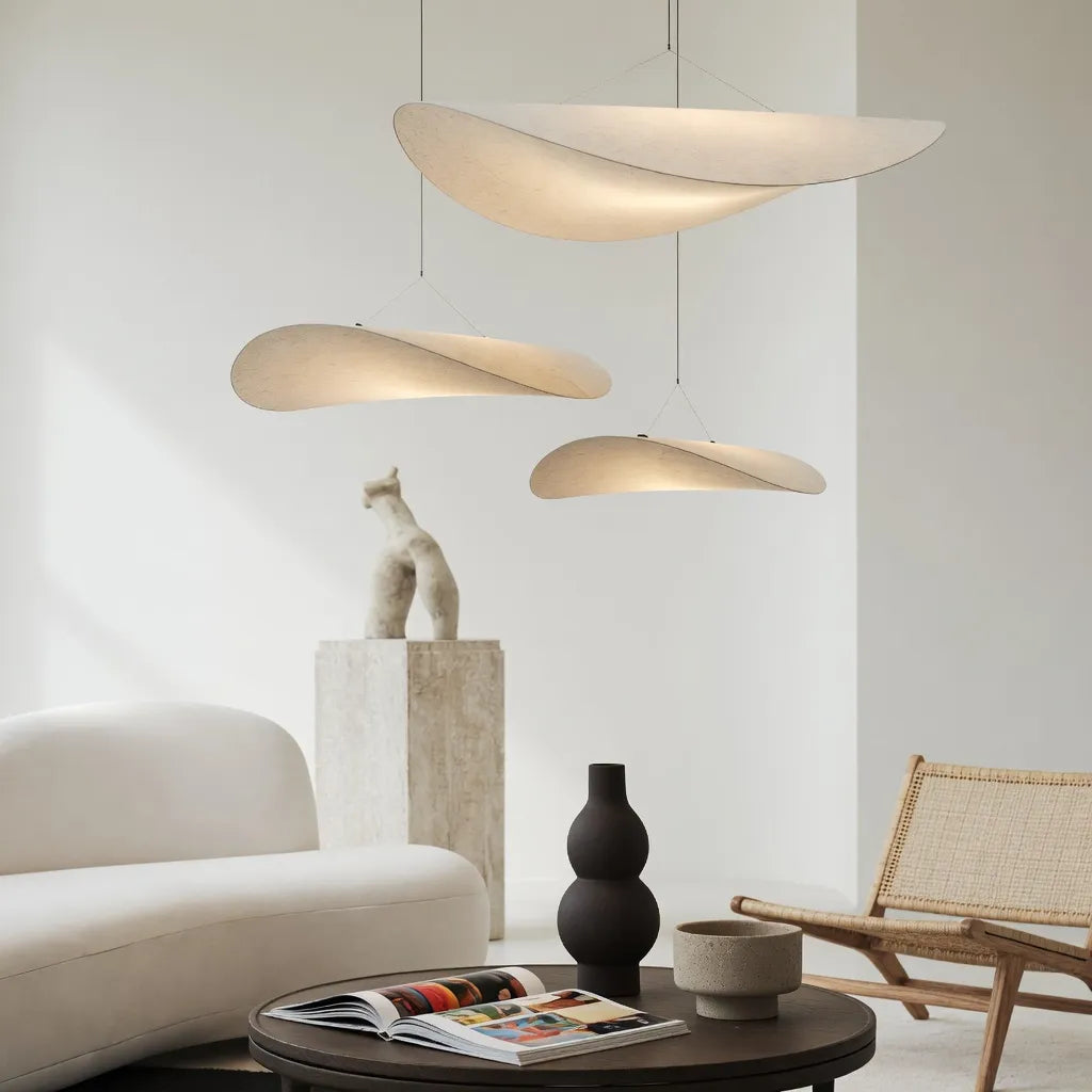 Pendelleuchte mit weichem Stoffschirm und skulpturalem, minimalistischem Design