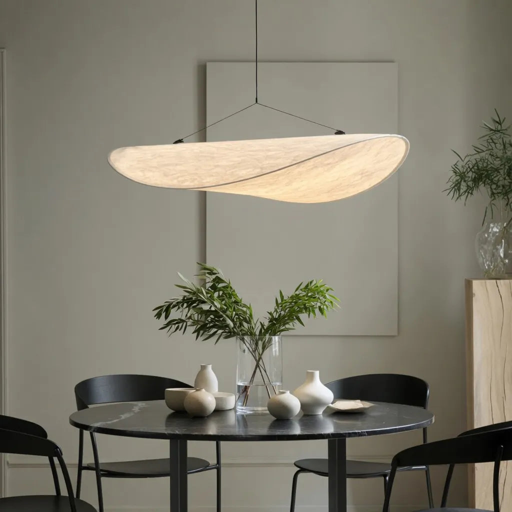 Pendelleuchte mit weichem Stoffschirm und skulpturalem, minimalistischem Design