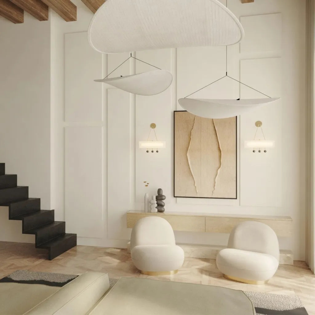 Pendelleuchte mit weichem Stoffschirm und skulpturalem, minimalistischem Design