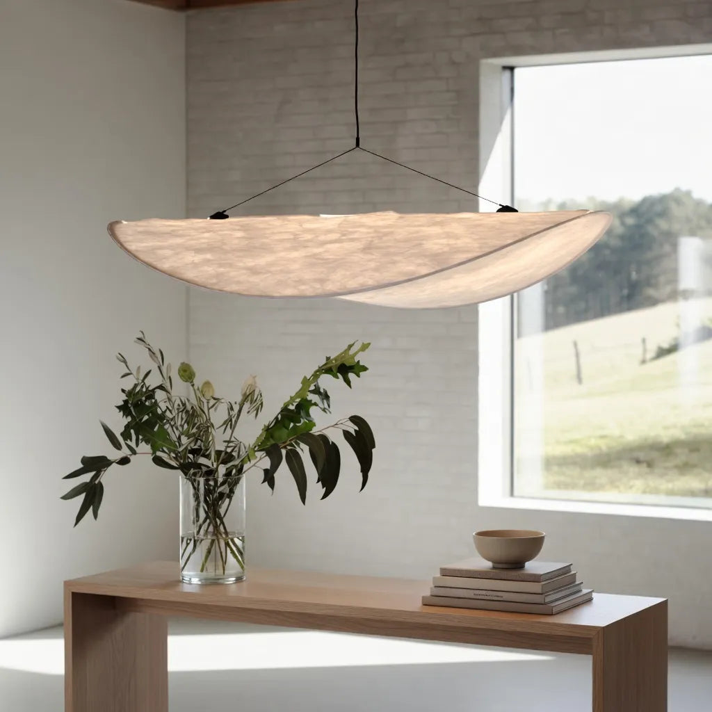 Suspension avec abat-jour en tissu doux et design sculptural minimaliste