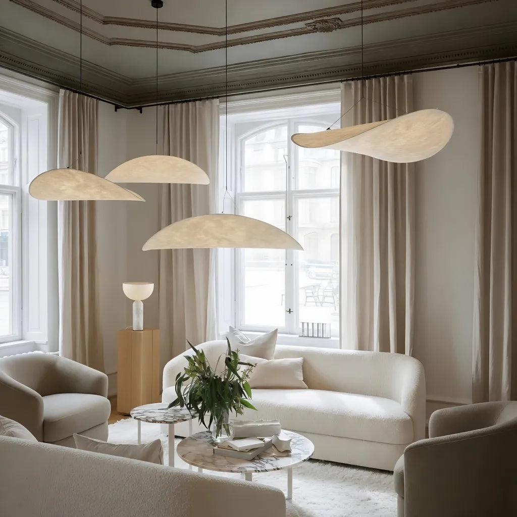 Suspension avec abat-jour en tissu doux et design sculptural minimaliste