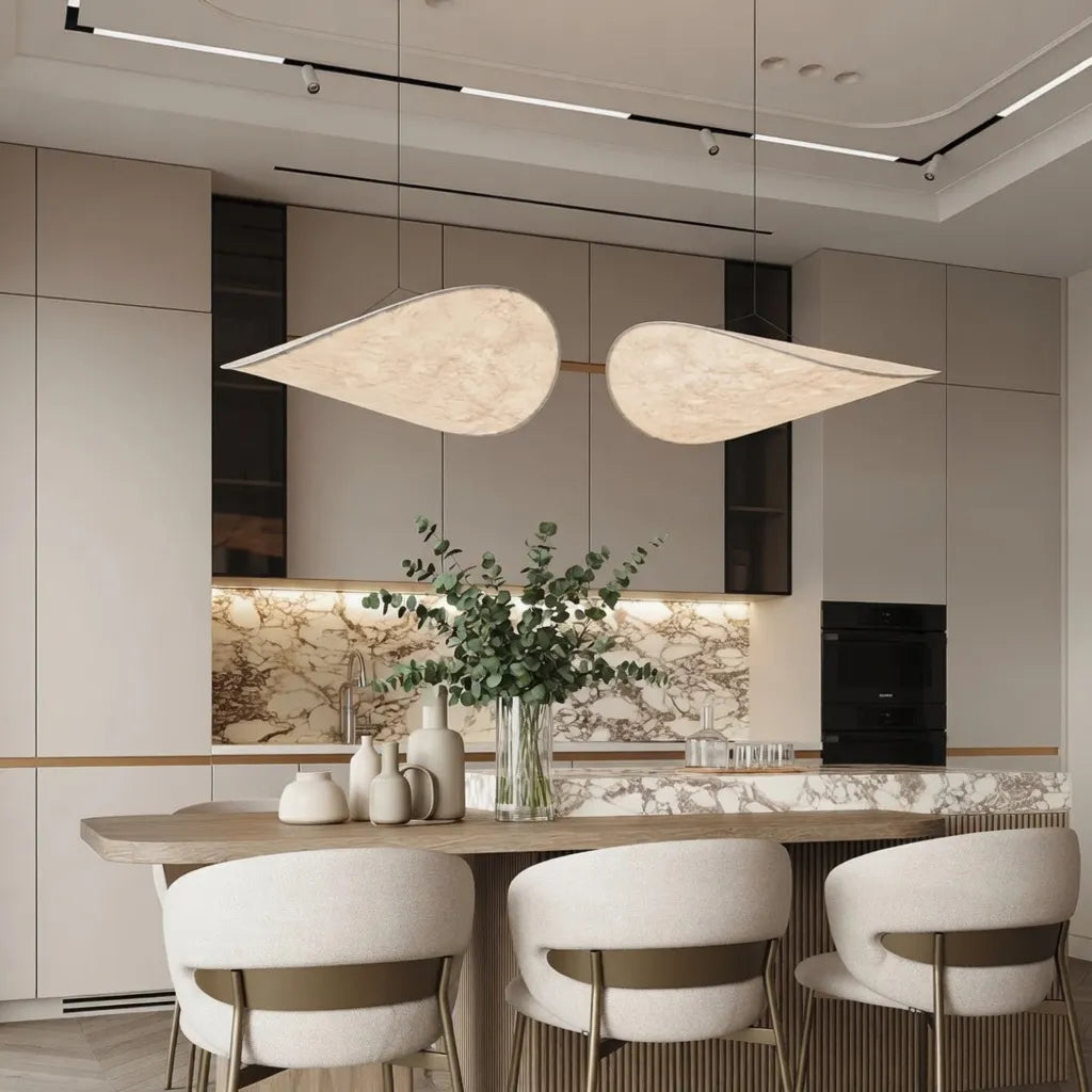Pendelleuchte mit weichem Stoffschirm und skulpturalem, minimalistischem Design