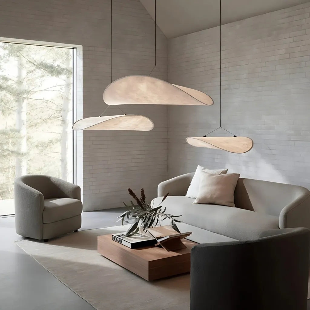Suspension avec abat-jour en tissu doux et design sculptural minimaliste
