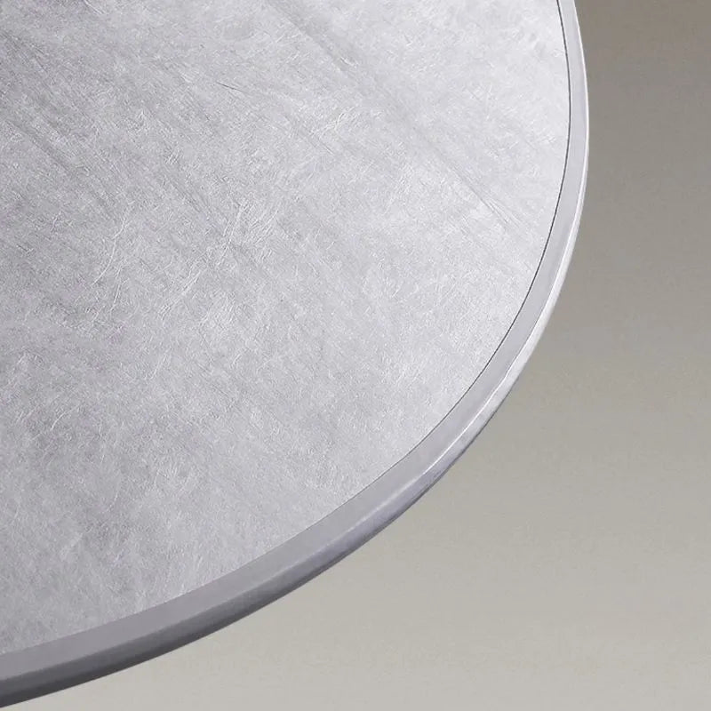 Pendelleuchte mit weichem Stoffschirm und skulpturalem, minimalistischem Design