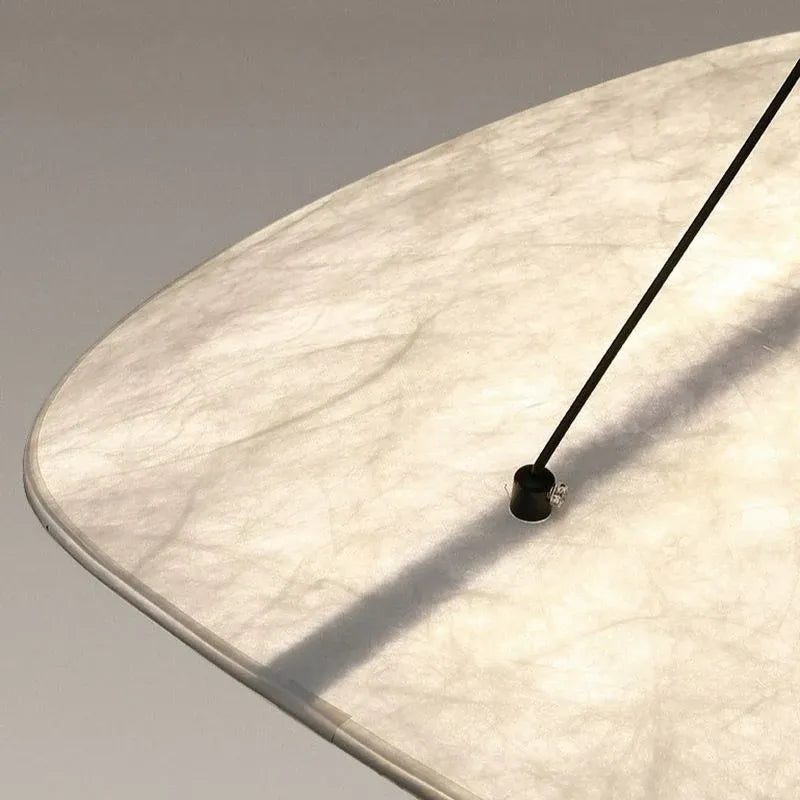 Pendelleuchte mit weichem Stoffschirm und skulpturalem, minimalistischem Design