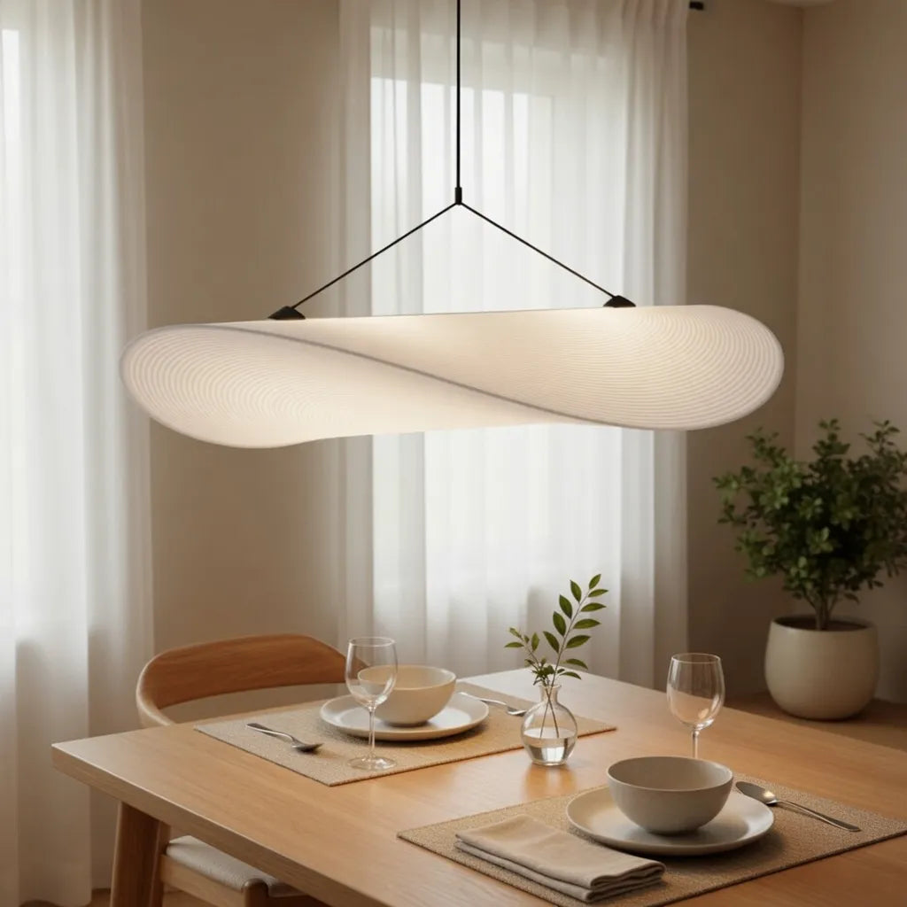 Pendelleuchte mit weichem Stoffschirm und skulpturalem, minimalistischem Design