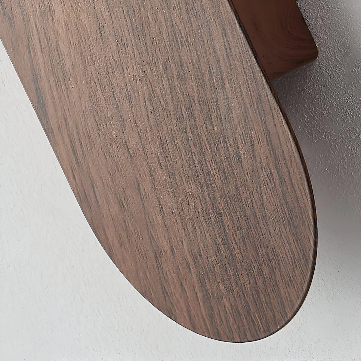 Applique con globo satinato e dettaglio curvo, ideale per camere da letto e corridoi
