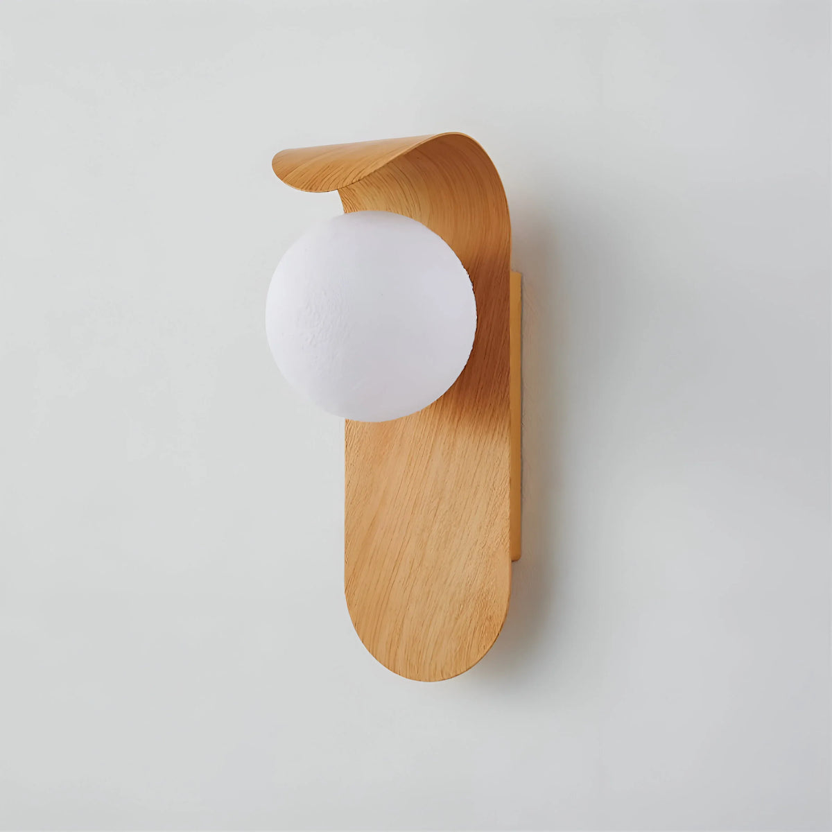 Applique con globo satinato e dettaglio curvo, ideale per camere da letto e corridoi