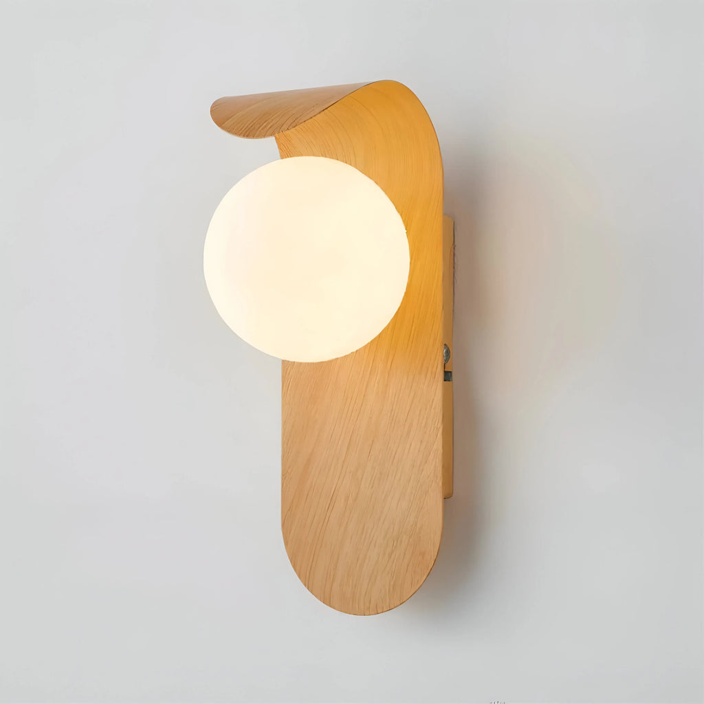 Applique con globo satinato e dettaglio curvo, ideale per camere da letto e corridoi