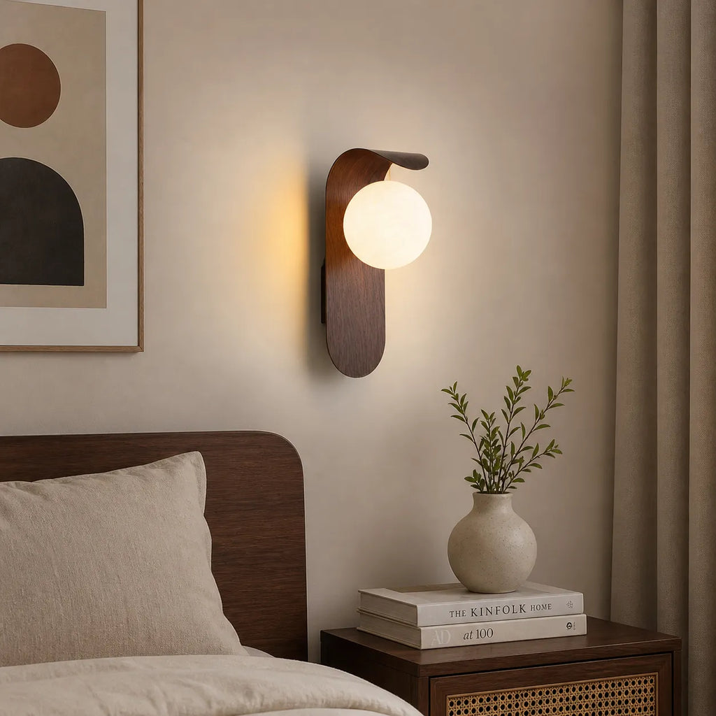 Applique con globo satinato e dettaglio curvo, ideale per camere da letto e corridoi