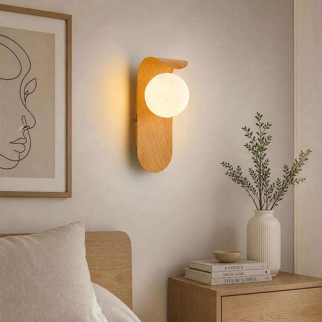 Applique con globo satinato e dettaglio curvo, ideale per camere da letto e corridoi