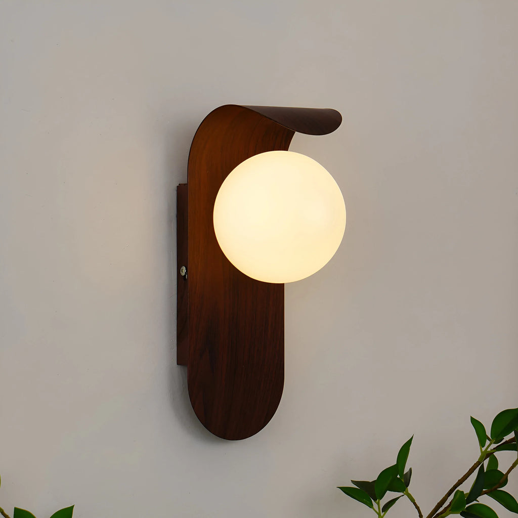 Applique con globo satinato e dettaglio curvo, ideale per camere da letto e corridoi