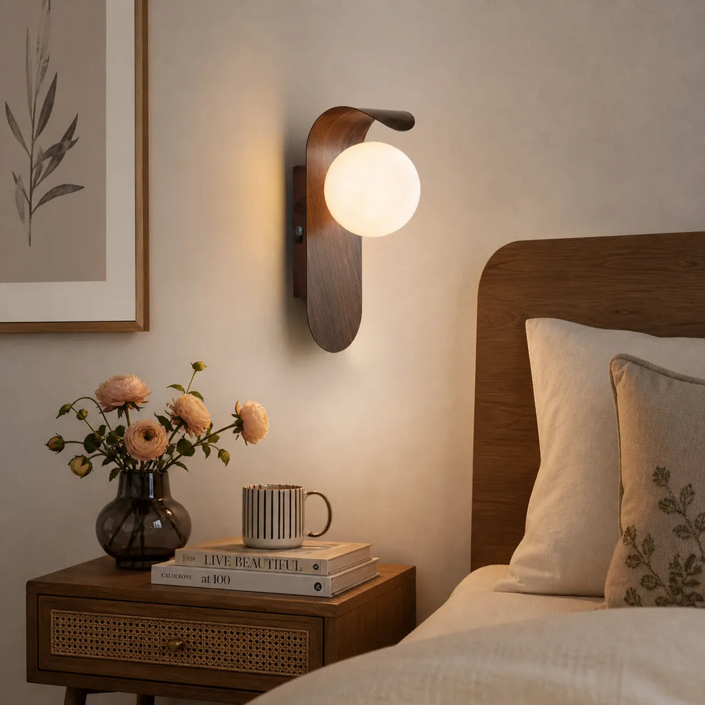 Applique con globo satinato e dettaglio curvo, ideale per camere da letto e corridoi