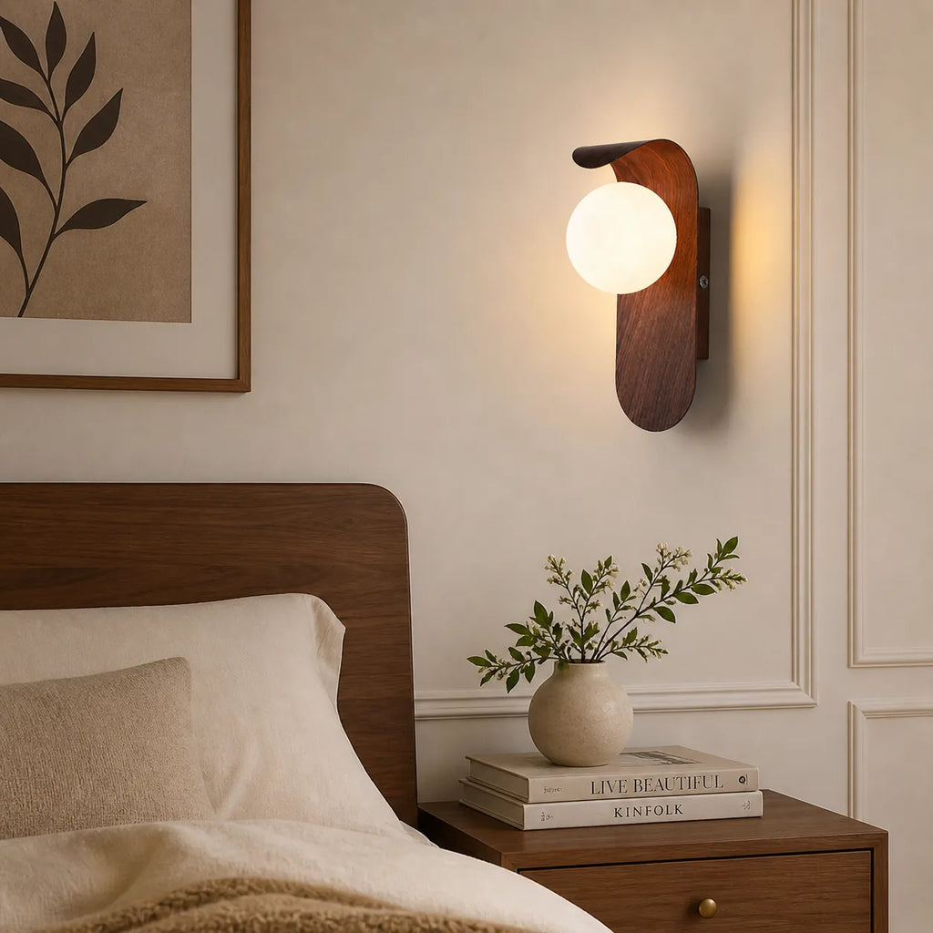 Applique con globo satinato e dettaglio curvo, ideale per camere da letto e corridoi