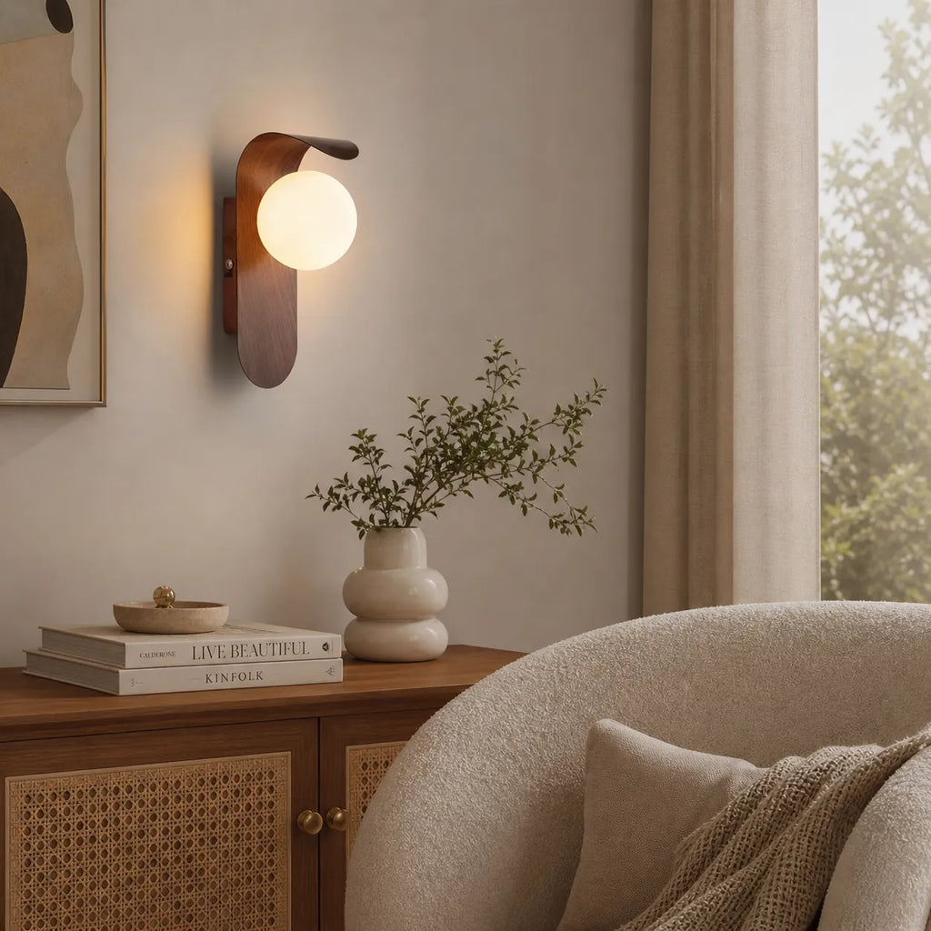 Applique con globo satinato e dettaglio curvo, ideale per camere da letto e corridoi