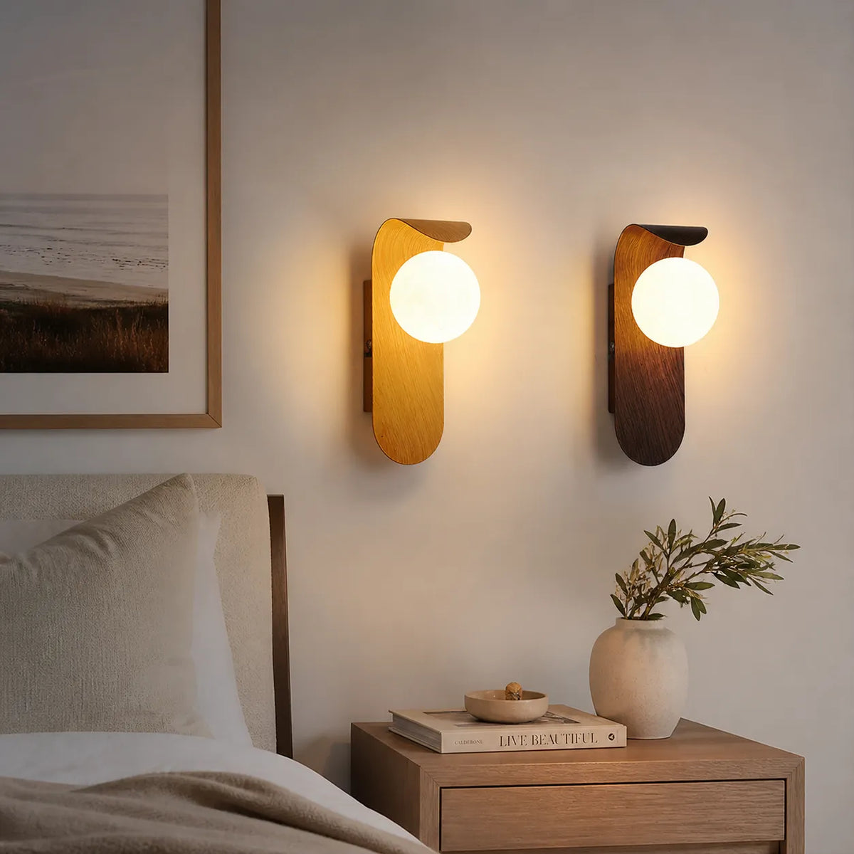 Applique con globo satinato e dettaglio curvo, ideale per camere da letto e corridoi
