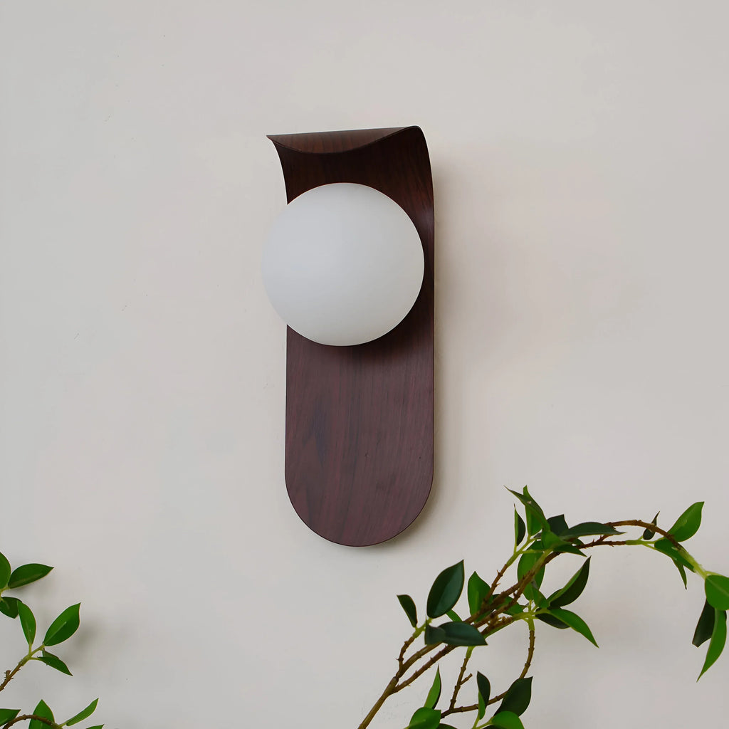 Applique con globo satinato e dettaglio curvo, ideale per camere da letto e corridoi