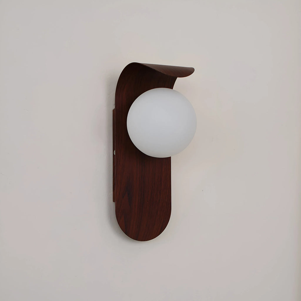 Applique con globo satinato e dettaglio curvo, ideale per camere da letto e corridoi