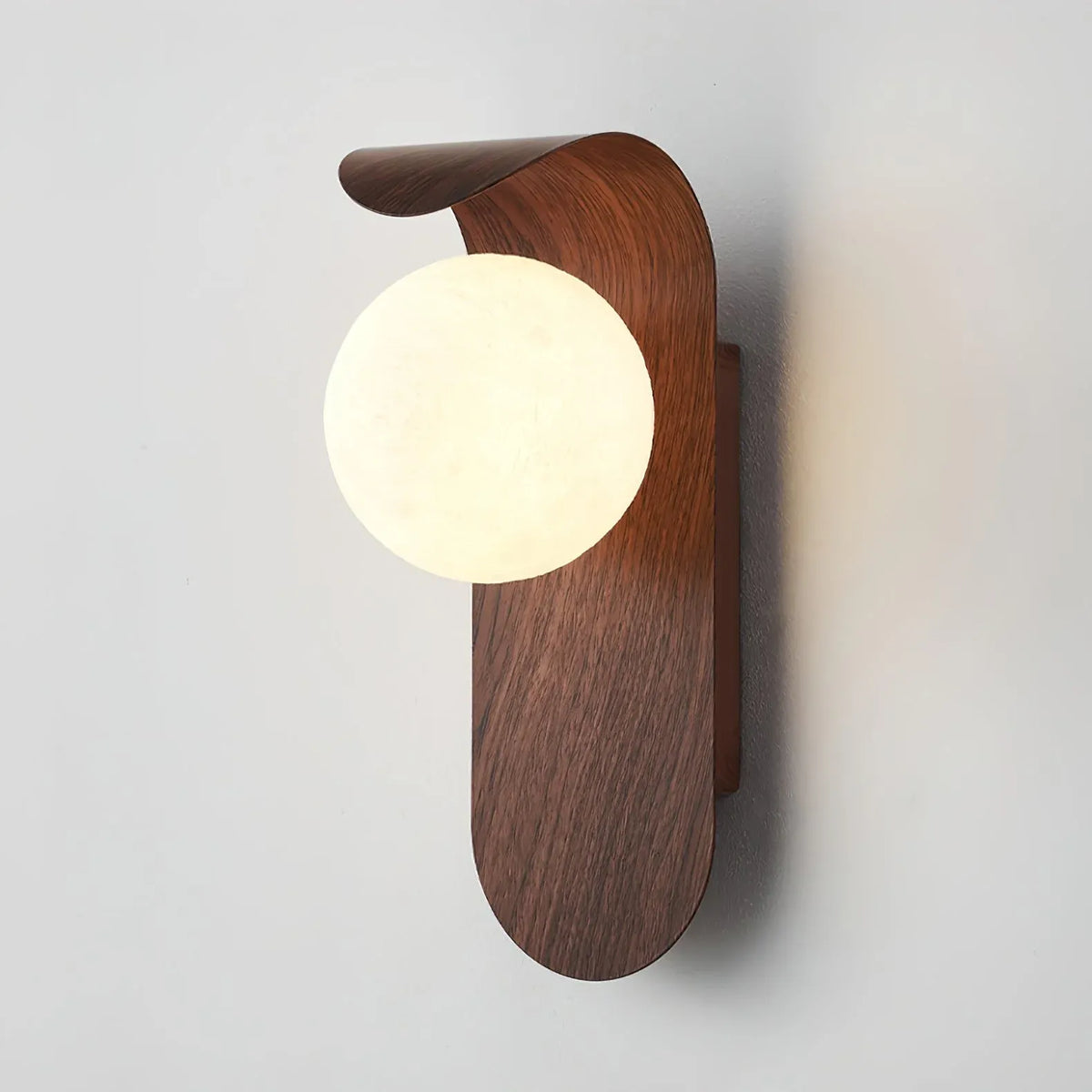 Applique con globo satinato e dettaglio curvo, ideale per camere da letto e corridoi