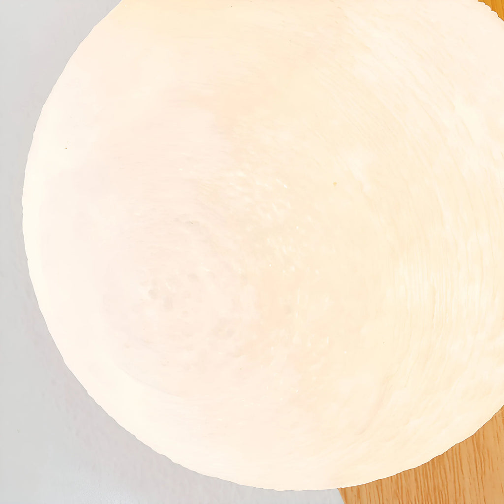 Applique con globo satinato e dettaglio curvo, ideale per camere da letto e corridoi