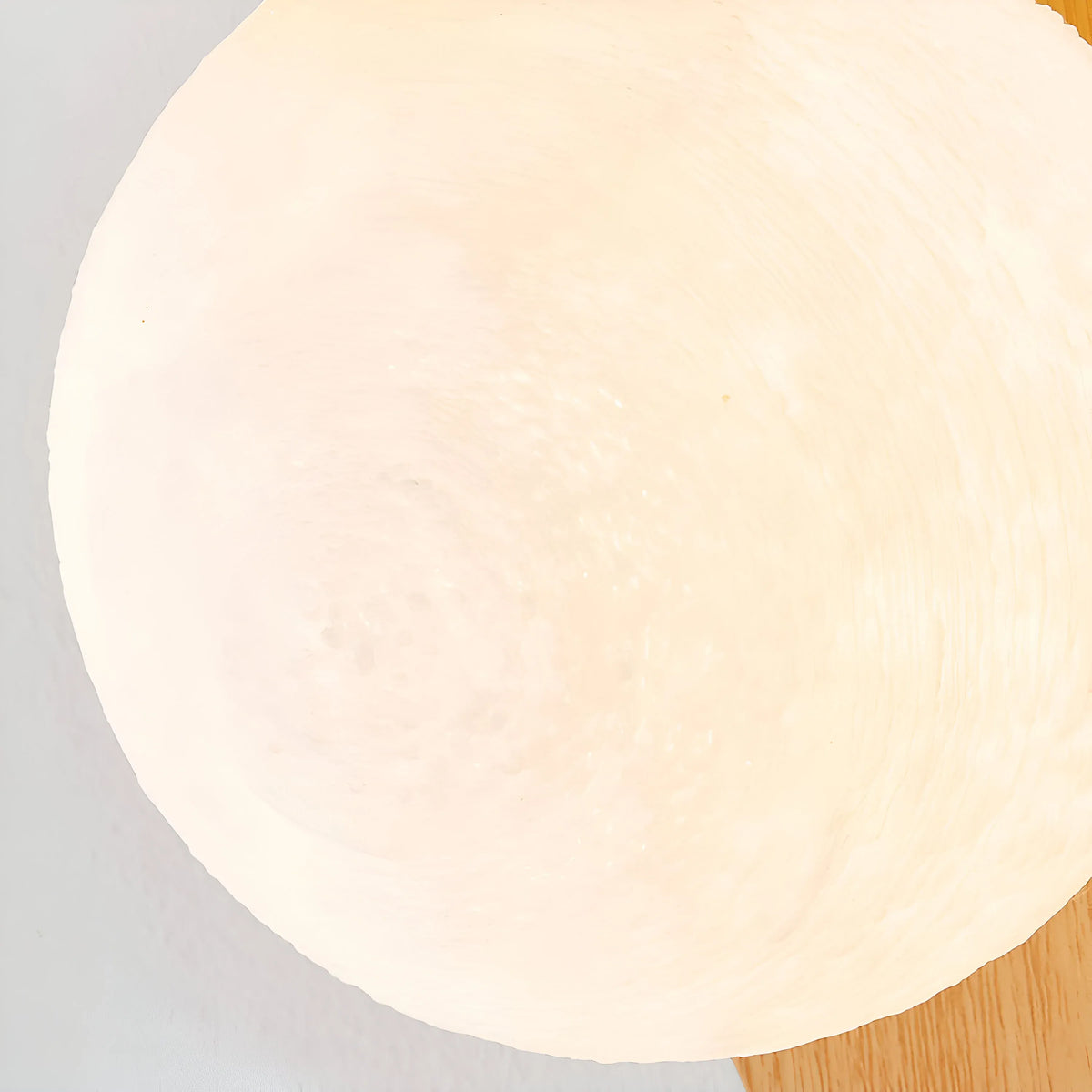 Applique con globo satinato e dettaglio curvo, ideale per camere da letto e corridoi