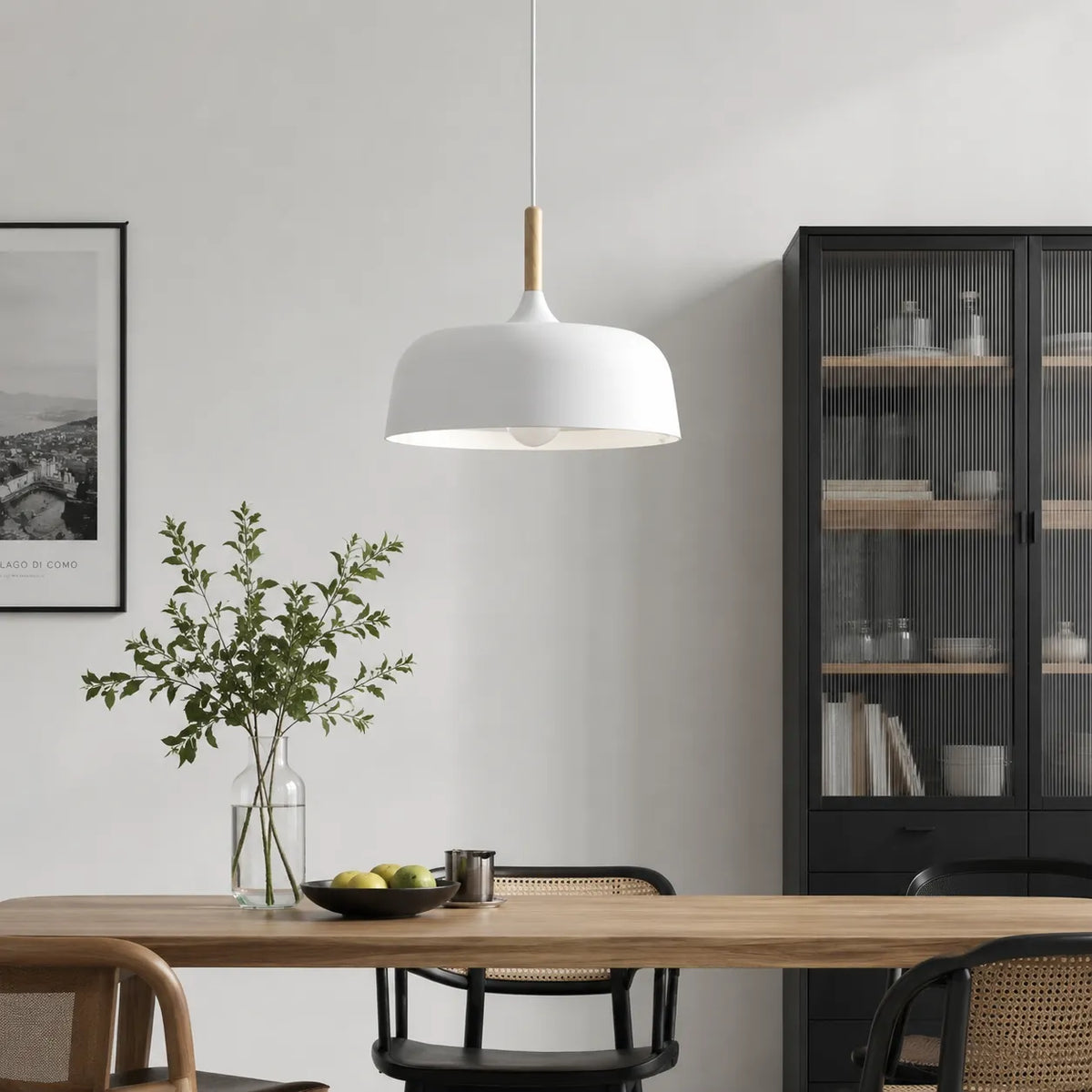 Suspension au design minimaliste en métal avec touche de bois pour le salon, la salle à manger ou la cuisine