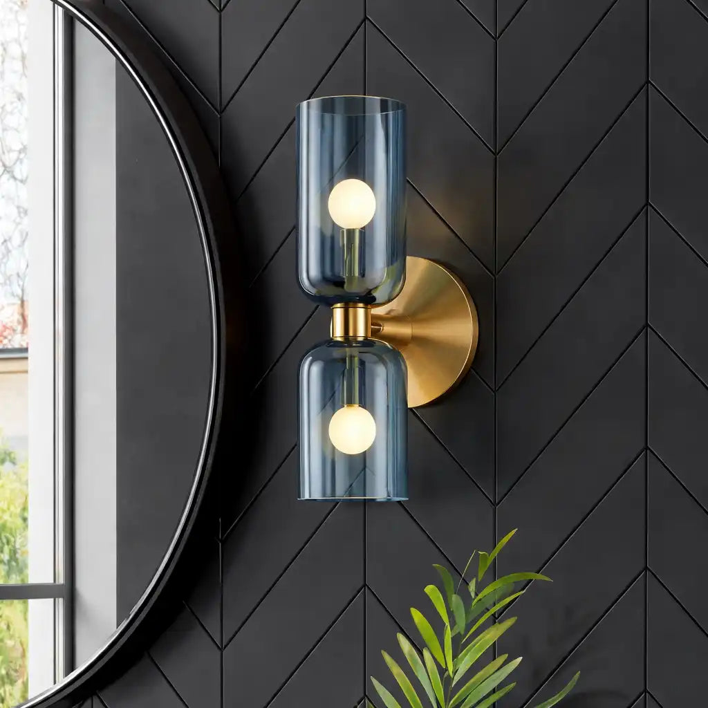 Applique con due diffusori in vetro sagomato e illuminazione moderna e contemporanea