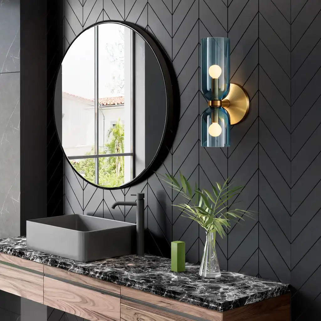 Applique con due diffusori in vetro sagomato e illuminazione moderna e contemporanea