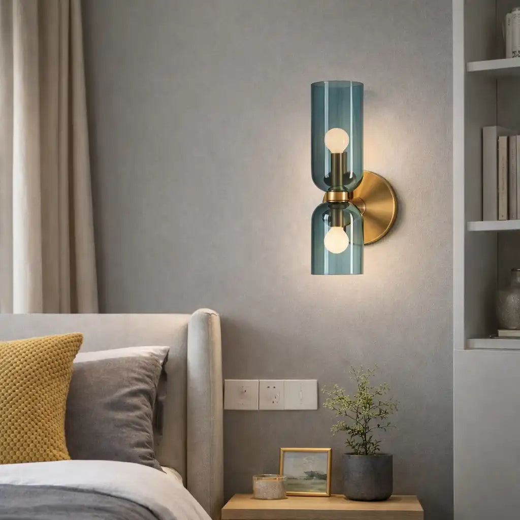 Applique con due diffusori in vetro sagomato e illuminazione moderna e contemporanea