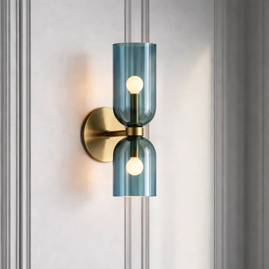Applique con due diffusori in vetro sagomato e illuminazione moderna e contemporanea