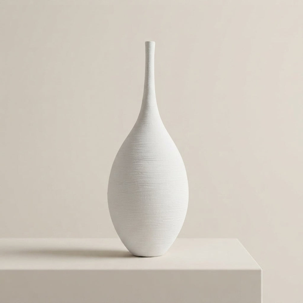 Die schlanke strukturierte Vase
