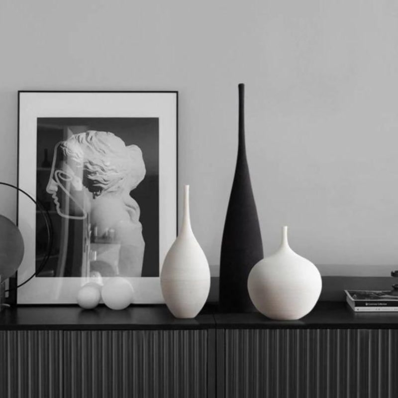 Die schlanke strukturierte Vase