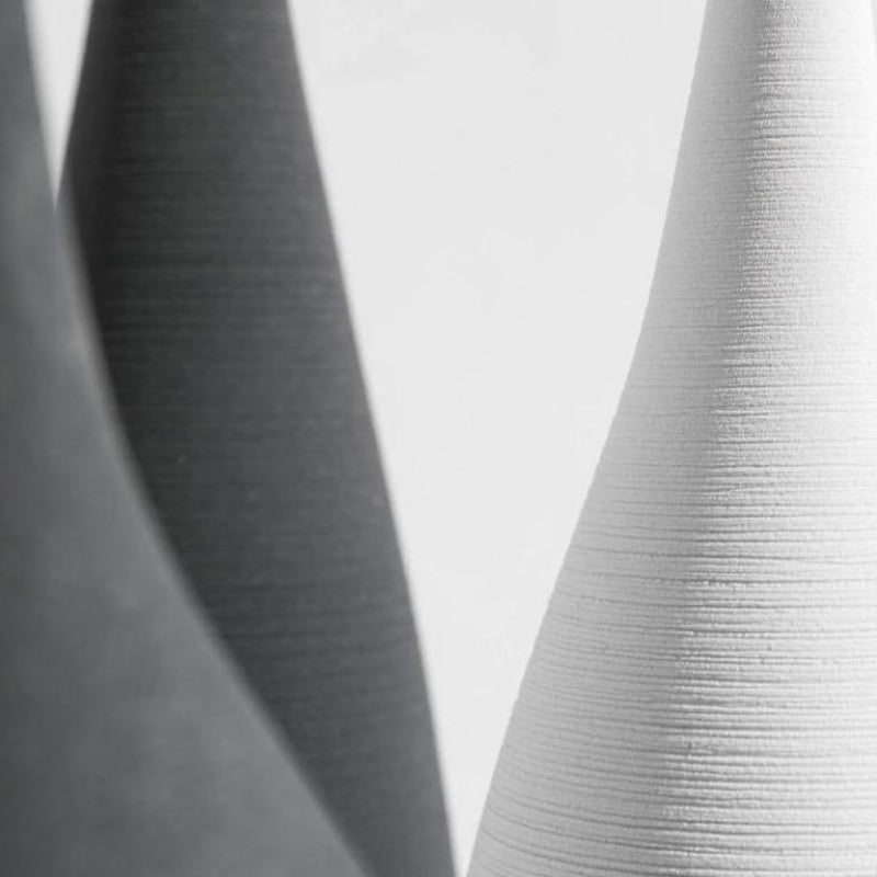 Die schlanke strukturierte Vase
