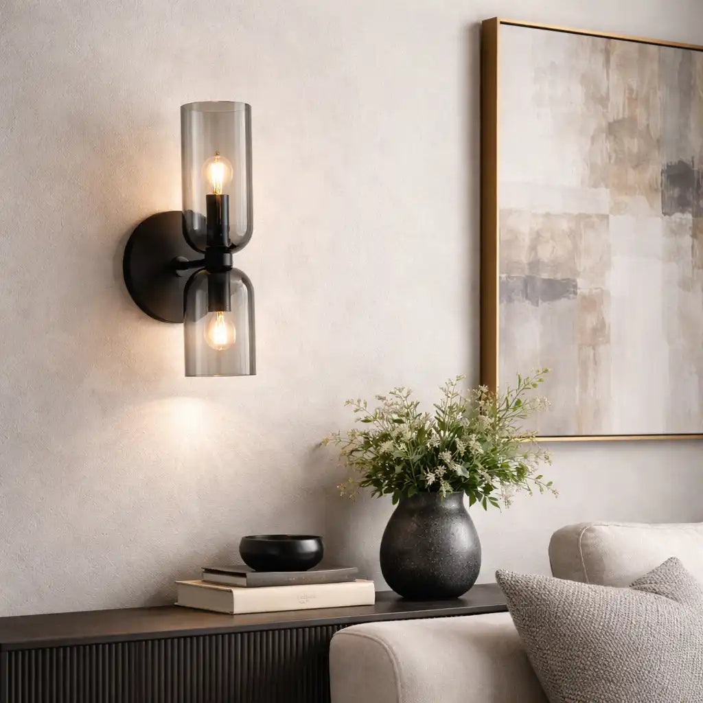 Applique con due diffusori in vetro sagomato e illuminazione moderna e contemporanea