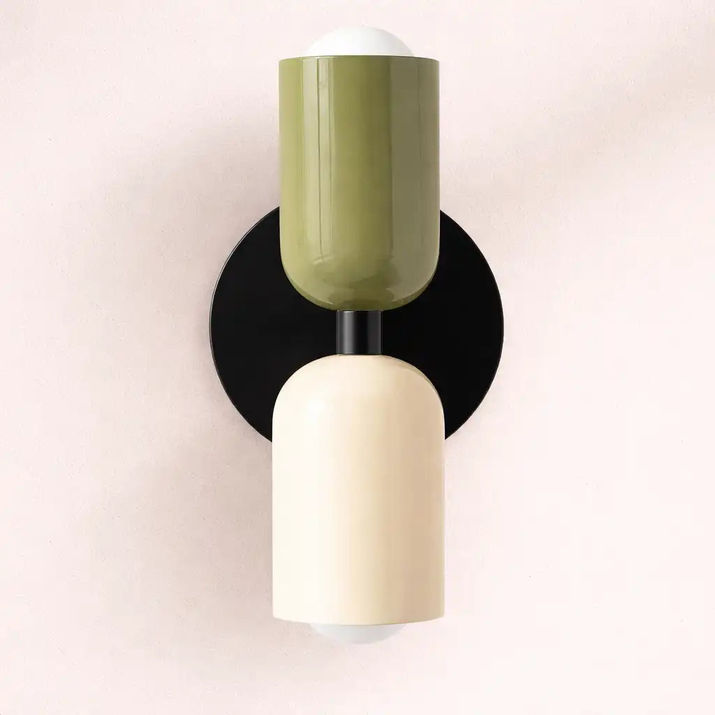 Applique con vetro dalla luce diffusa e design minimalista