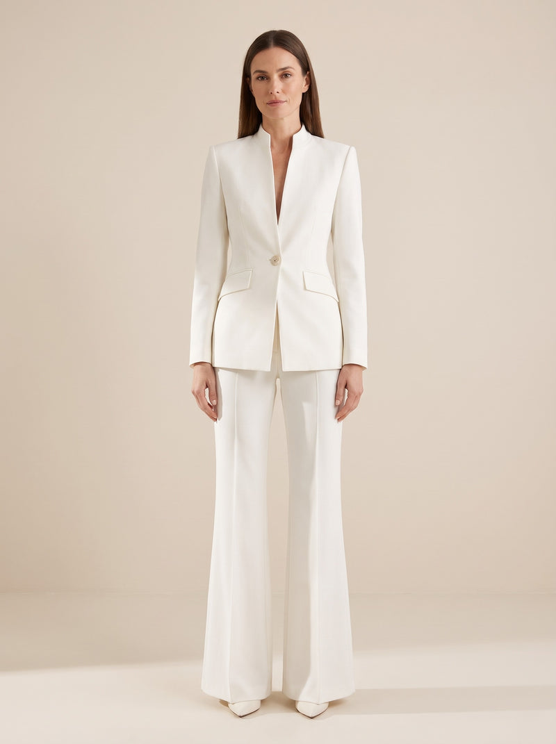 Il tailleur pantalone avorio con pantaloni svasati