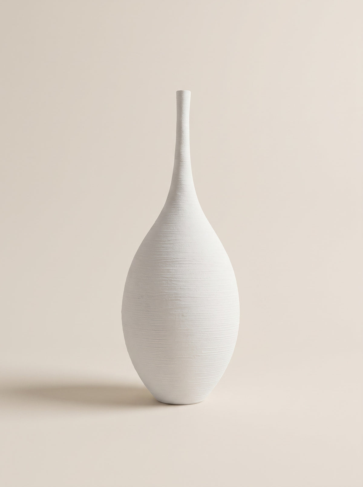 Die schlanke strukturierte Vase
