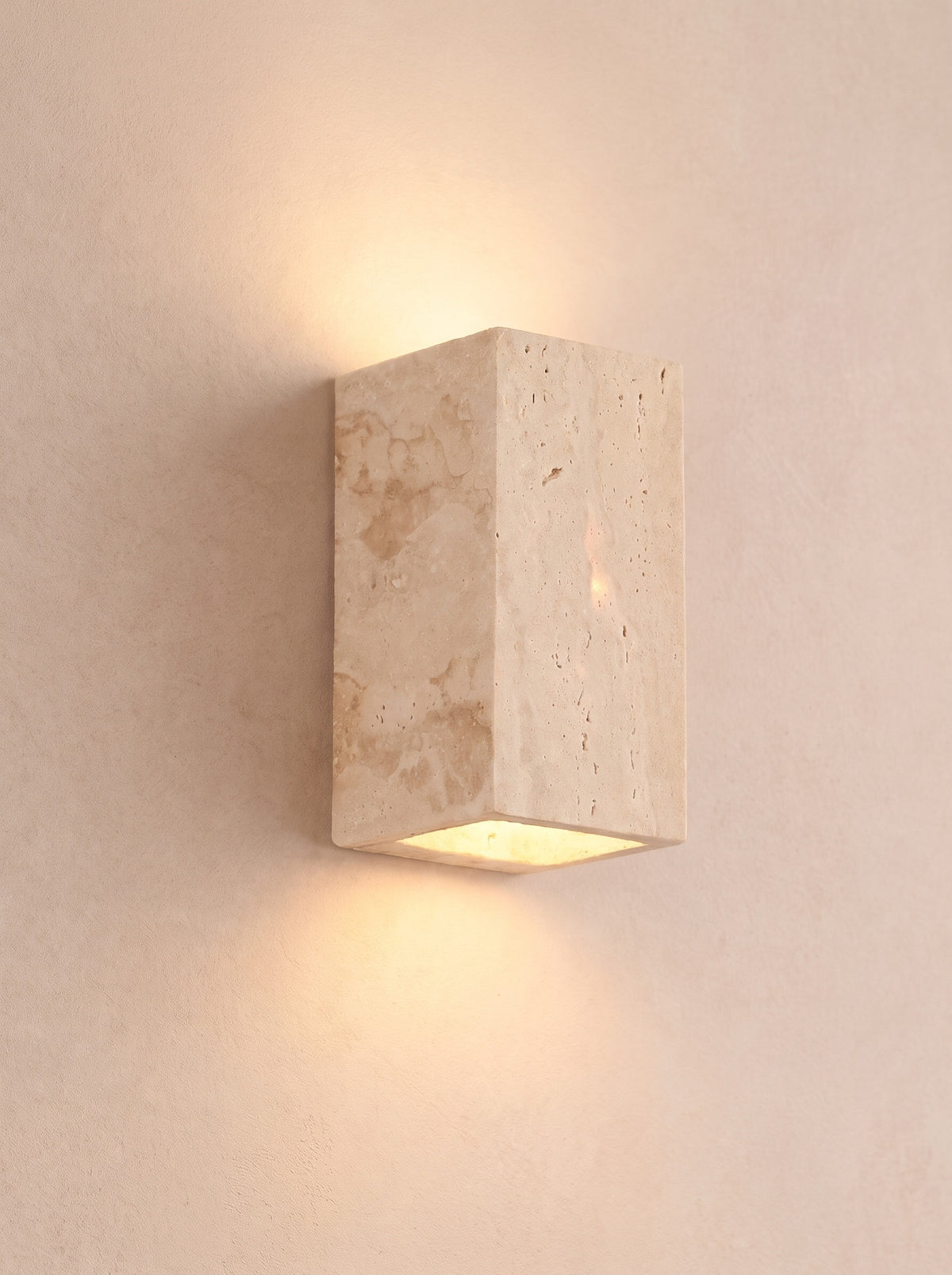 El aplique de pared de travertino
