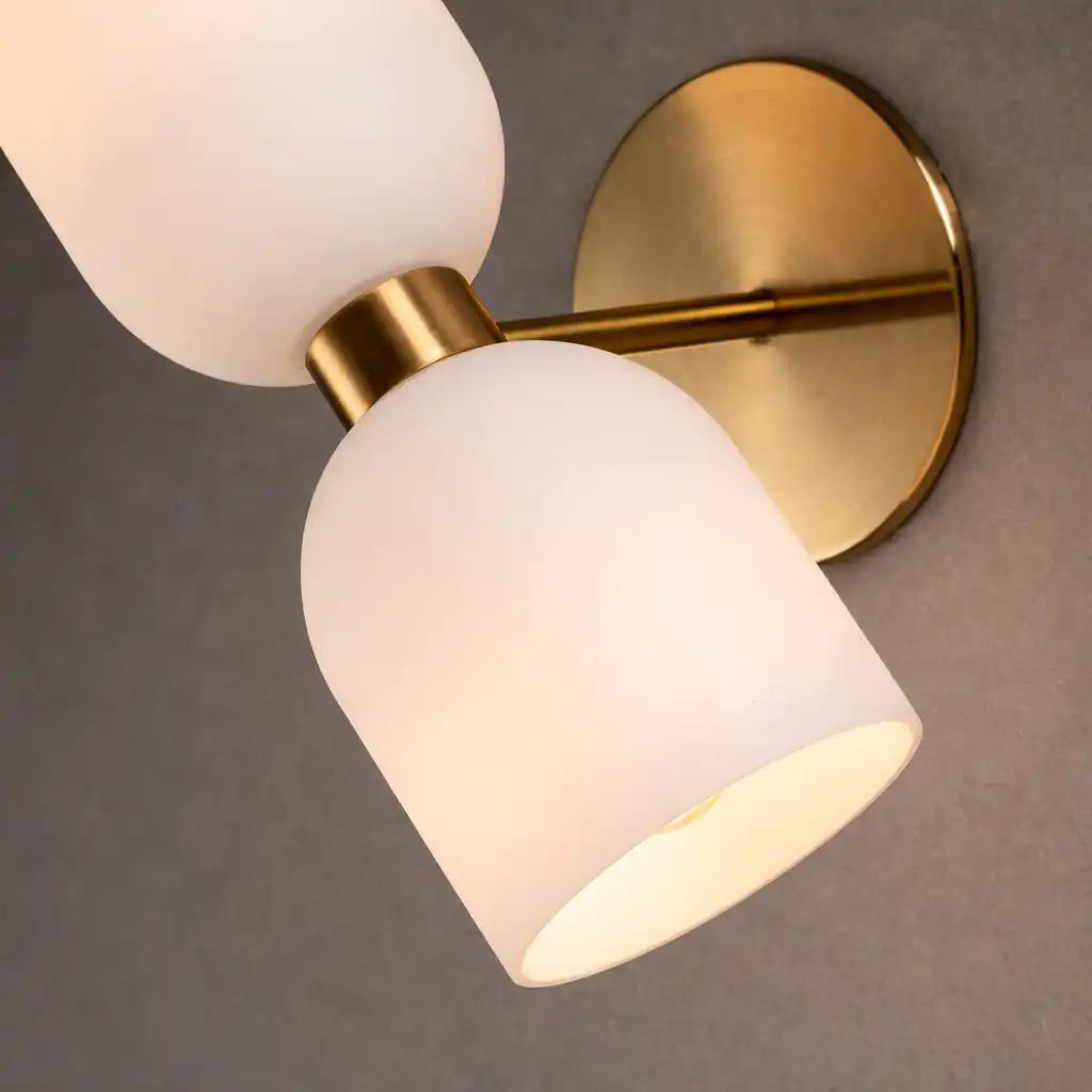 Wandleuchte mit zwei skulpturalen Glasschirmen, moderne zeitgenössische Beleuchtung